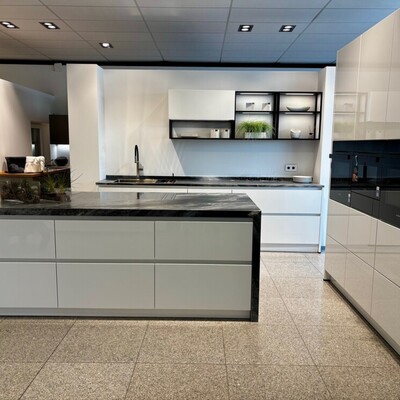 X2 Gala in L091 kristallweiß hochglanzlack Zeitlose Designikone!Kombiniert mit Naturstein und Siemens Elektrogeräten! Sonderpreis: 27.000 Euro!