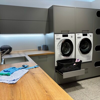 Hauswirtschaftsraum C5 NOV Nova K275 achatgrau, mit erhöhten Standpostitionen für Waschmaschine und Trockner. - Sonderpreis: 4.000,-- Euro!
